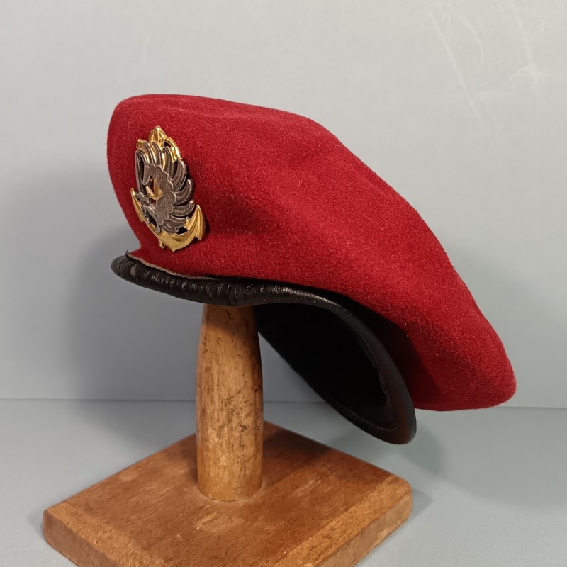 BERET ROUGE AMARANTE PARACHUTISTES DES TROUPES DE MARINE TAILLE 57 FABRICATION ANNEES 1967 INSIGNE DRAGO PARIS